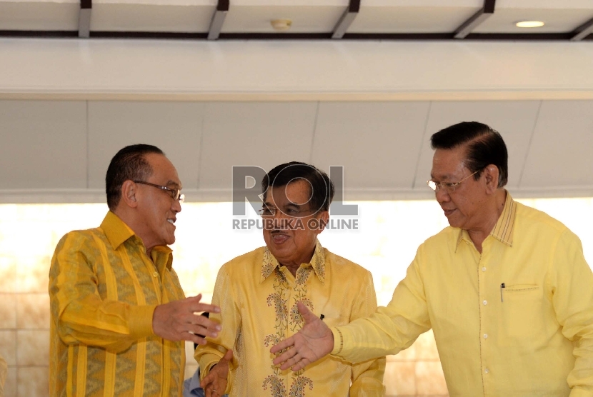 Ketua Umum Golkar Munas Bali Aburizal Bakrie, Wapres RI Jusuf Kalla, dan Ketua Umum Golkar Munas Ancol Agung Laksono.