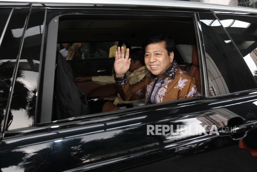 Ketua Umum Golkar Setya Novanto usai melakukan pertemuan di Jakarta, Senin (28/11).