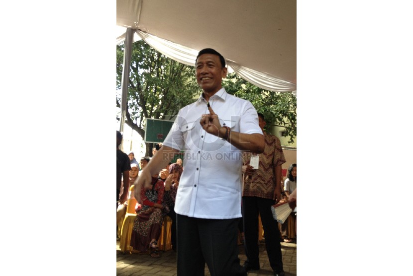  Ketua Umum Hanura Wiranto memperlihatkan jari kelingkingnya yang sudah dicelupkan tinta usai menyoblos di TPS 10 Bambu Apus, Jakarta Timur, Rabu (9/4). (Republika/Citra Listya Rini)