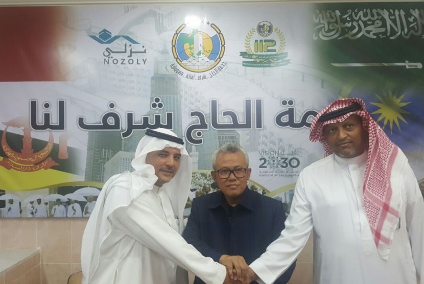 Mantan Ketua Umum HIMPUH H. Baluki Ahmad berjabat tangan dengan Ketua Maktab VVIP seusai penandatanganan kontrak akomodasi di Arafah dan Mina untuk 10.519 jamaah haji khusus anggota HIMPUH