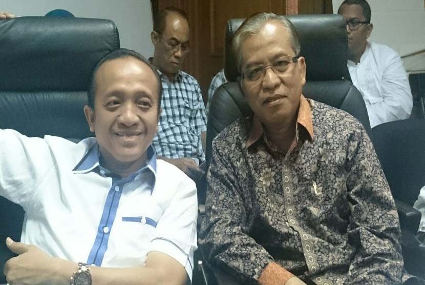 Ketua Umum Himpunan Alumni IPB Dr Ir Bambang Hendroyono (kiri) dan Rektor IPB Prof Dr Herry Suhardiyanto.