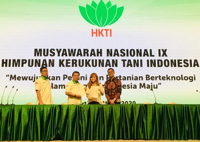 Ketua Umum Himpunan Kerukunan Tani Indonesia (HKTI) Moeldoko (kedua kiri).