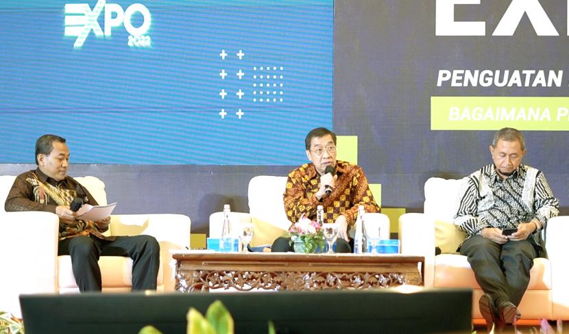 Ketua Umum Institut Akuntasn Publik Indonesia (IAPI) Hendang Tanusdjaja (tengah) saat mengisi sesi diskusi panel dalam acara Profesi Keuangan Expo 2022. 