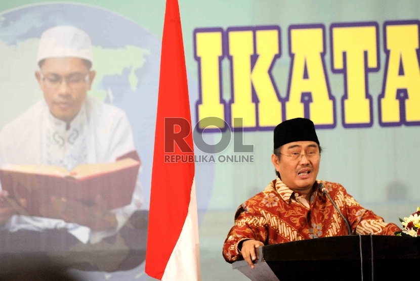  Ketua Umum ICMI 2015 terpilih, Jimly Asshiddiqie menyampaikan sambutannya saat penutupan Muktamar VI dan Milad ke-25 ICMI di Mataram, Nusa Tenggara Barat, Ahad (13/12). (Republika/Agung Supriyanto)