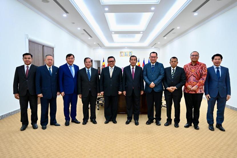 Ketua Umum ICMI (Ikatan Cendekiawan Muslim Indonesia), Arif Satria, mendampingi Anggota Dewan Pertimbangan Presiden Republik Indonesia, Agung Laksono melakukan kunjungan kehormatan kepada mantan Perdana Menteri Kambodia, Hun Sen. 