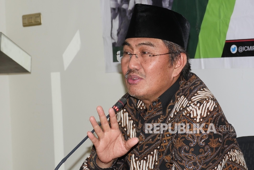 Ketua Umum ICMI (Ikatan Cendekiawan Muslim Indonesia) Jimly Asshidddiqie sedang menyampaikan konferense persnya di Jaakrta, Rabu (18/10).