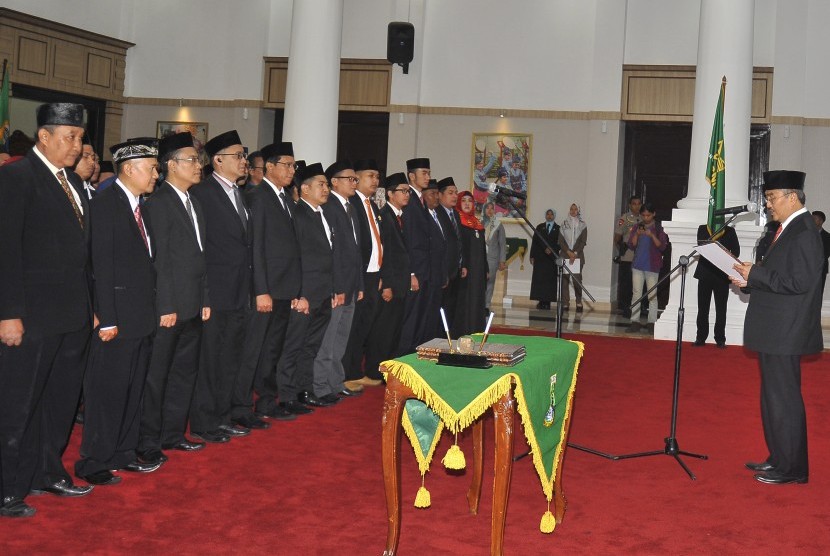 Ketua Umum ICMI (Ikatan Cendikiawan Muslim Indonesia) Jimly Asshidiqie (kanan) melantik Pengurus ICMI Orwil Banten di Serang, Selasa (30/10/2018). 