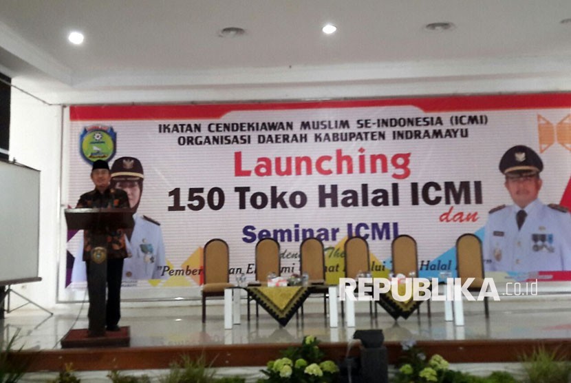 Ketua Umum ICMI Pusat, Jimly Asshiddiqie meluncurkan 150 Toko Halal ICMI Orda Kabupaten Indramayu, di Wisma Haji Indramayu, Selasa  (5/12).