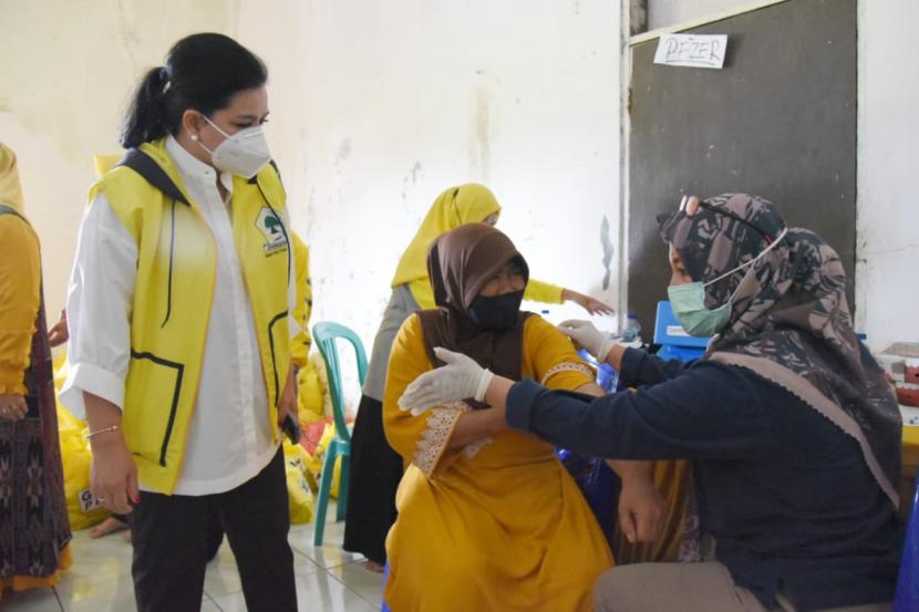 Ketua Umum IIPG Yanti Airlangga saat menggelar vaksiinasi di Ciawi, Bogor, Jumat (12/11).
