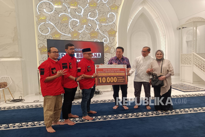 Ketua Umum IKA Teladan, Garibaldi Thohir menyerahkan 10 ribu paket logistik primer secara simbolis di Masjid At Thohir, Depok, Jumat (5/12/2025), untuk didistribusikan ke daerah terdampak bencana banjir dan tanah longsor Sumatera di Bireun, Aceh.