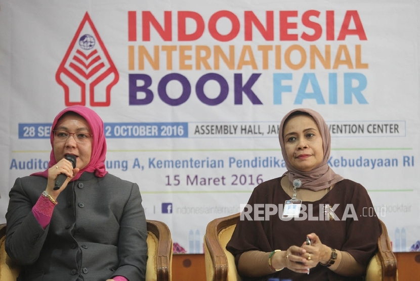 Ketua Umum IKAPI, Rosidayati Rozalina (kiri),bersama Direktorat Jenderal Kebudayaan Kemdikbud Triana Wulandari (kanan)saat memberikan keterangan pers penyelenggaraan Indonesia International Book Fair di Jakarta, Selasa (15/3).