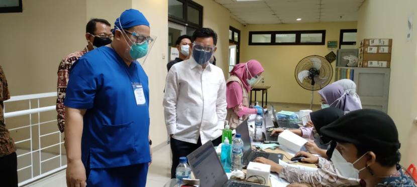 Ketua Umum Ikatan Alumni UIN Syarif Hidayatullah Jakarta (IKALUIN), Ace Hasan Syadzily meninjau kegiatan vaksinasi yang diselenggarakan lembaganya, Kamis (22/7).