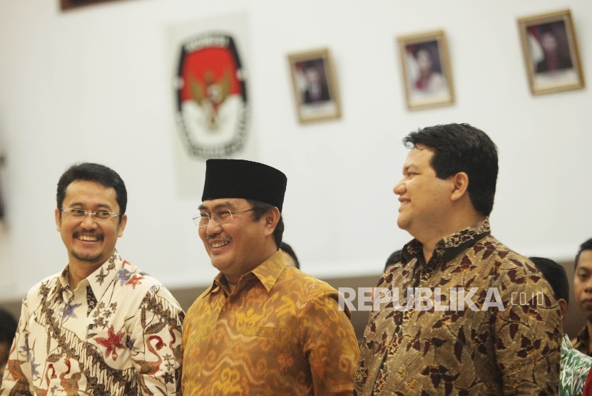 Ketua Umum Ikatan Cendekiawan Muslim Indonesia (ICMI), Jimly Asshiddiqie (tengah), Ketua KPU Husni Kamil Manik (kanan) , bersama Komisioner KPU sekaligus Ketua umum Majelis Sinergi Kalam (Masika) Ferry Kurnia Rizkiyansyah (kiri) berbincang saat menghadiri 