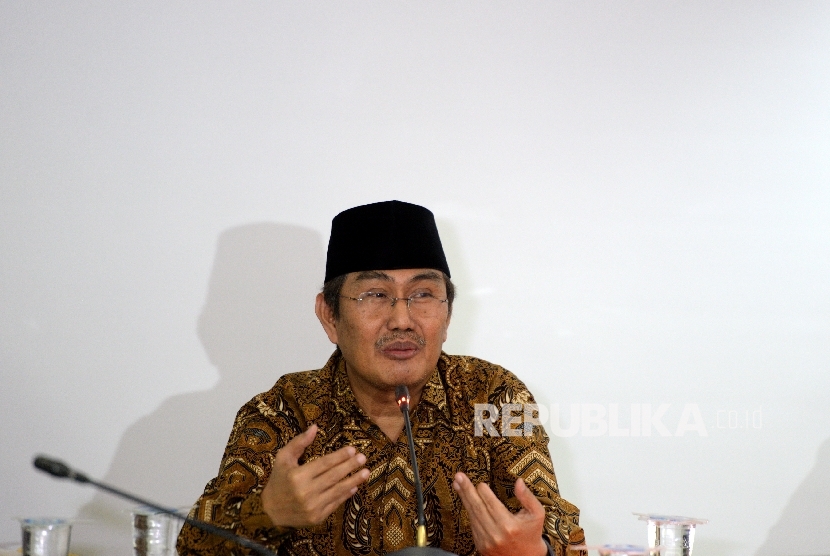 Ketua Umum Ikatan Cendekiawan Muslim Indonesia (ICMI) Jimly Asshiddiqie memberikan paparan saat konferensi pers di Jakarta, Rabu (9/8). 