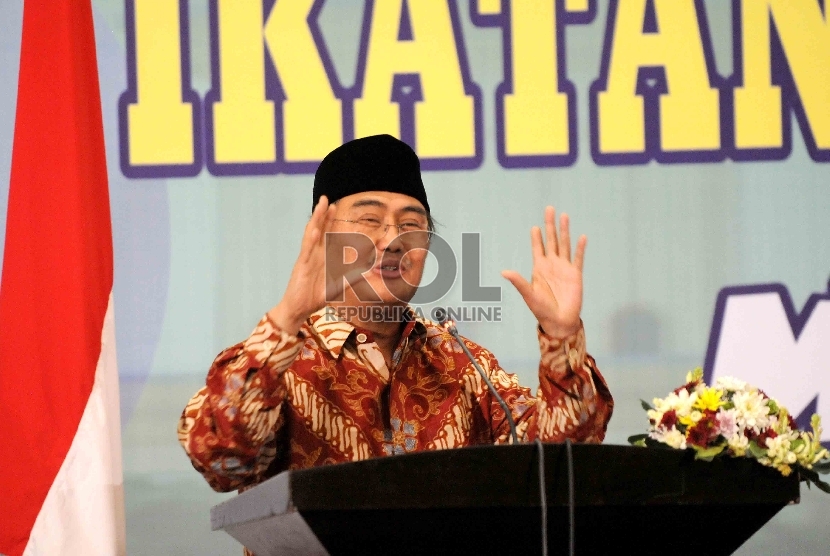  Ketua Umum ICMI 2015 terpilih, Jimly Asshiddiqie menyampaikan sambutannya saat penutupan Muktamar VI dan Milad ke-25 ICMI di Mataram, Nusa Tenggara Barat, Ahad (13/12). (Republika/Agung Supriyanto)