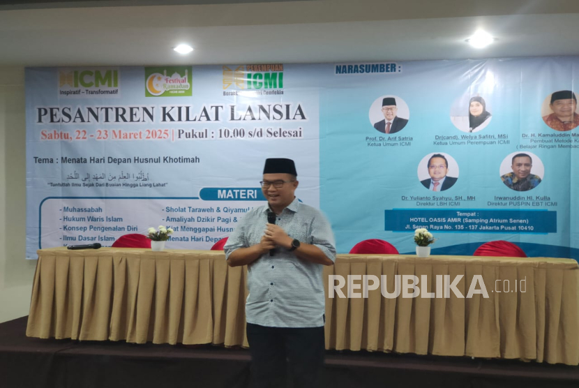 Ketua Umum Ikatan Cendekiawan Muslim se-Indonesia (ICMI) Arif Satria saat membuka Pesantren Kilat Lansia pada Sabtu (22 Maret 2025) di Hotel Oasis Amir, Jakarta.