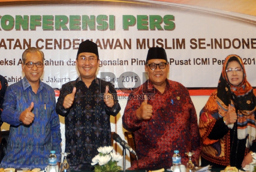 Ketua Umum Ikatan Cendekiawan Muslim Se-Indonesia (ICMI) Jimly Asshiddiqie (kedua kiri) bersama dengan jajaran Wakil Ketua Umum ICMI Herry Suhardiyanto, Sugiharto dan Sri Astuti Buchari berfoto bersama usai acara Konpers ICMI mengenai Refleksi Akhir Tahun 