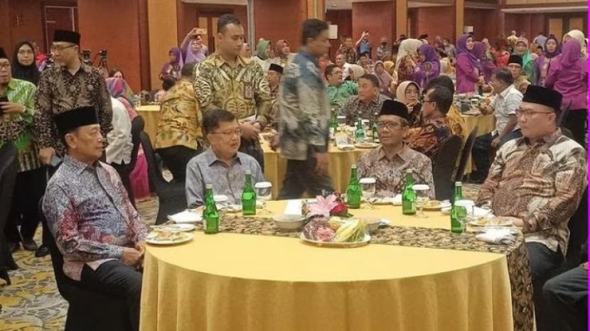 Ketua Umum Ikatan Cendekiawan Muslim se-Indonesia (ICMI), Prof Arif Satria bersama tokoh senior ICMI M Jusuf Kalla dan eks Panglima ABRI Jenderal (Purn) Wiranto di acara Halal Bihalal dan Silaturrahmi Tokoh Bangsa yang digelar ICMI di Jakarta Pusat pada Jumat (12/5/2023) malam WIB.