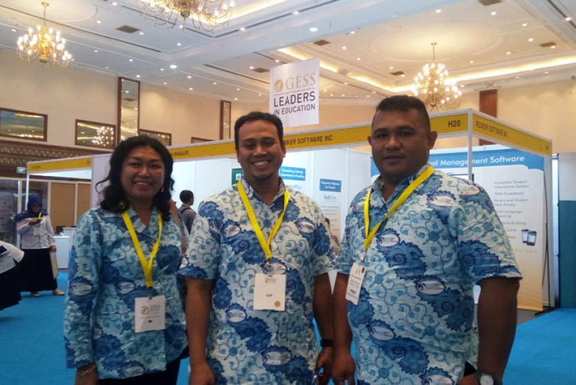 Ketua Umum Ikatan Guru Indonesia (IGI) Muhammad Ramli Rahim (tengah) disela-sela acara Rapat Koordinasi Nasional (Rakornas) IGI di Jakarta Convention Center (JCC), Kamis (27/9).
