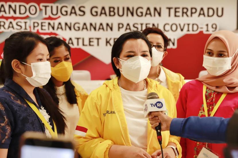 Ketua Umum Ikatan Istri Partai Golkar (IIPG) Yanti Airlangga (tengah) saat mengunjungi tenaga kesehatan perempuan di rumah sakit darurat Covid-19 Wisma Atlet Kemayoran, Jakarta, Rabu (21/4).