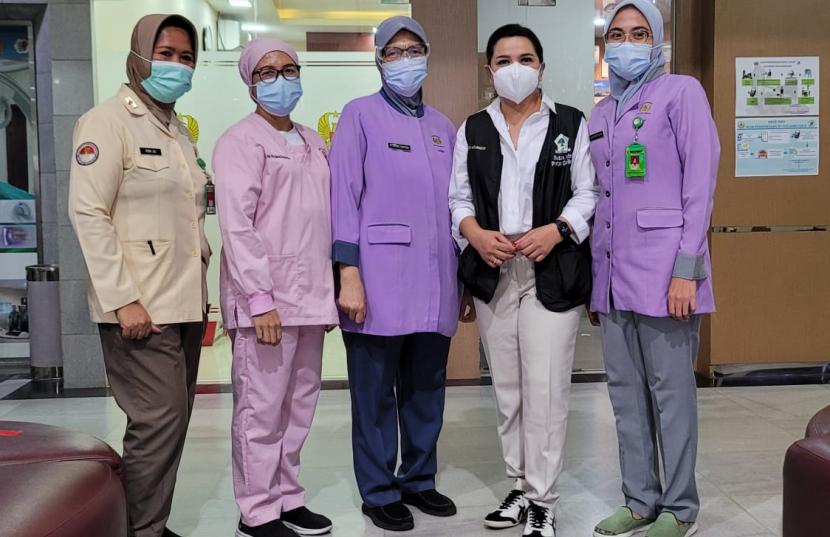 Ketua Umum Ikatan Istri Partai Golkar (IIPG) Yanti Airlangga (kedua kanan) bersama tenaga kesehatan di salah satu rumah sakit di Jakarta, Rabu (5/5).