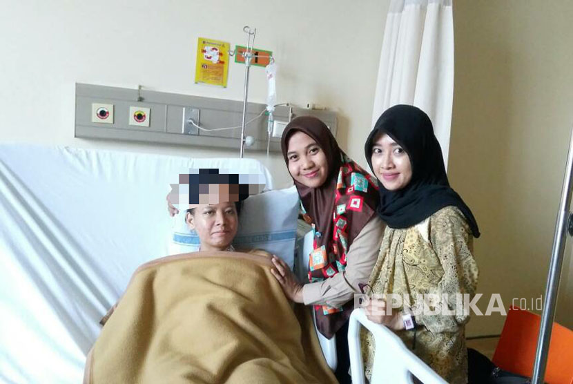 Ketua Umum Ikatan Pelajar Putri Nahdlatul Ulama Puti Hasni beserta rombongannya membesuk Susi Afitriyani korban tragedi bom Kampung Melayu,