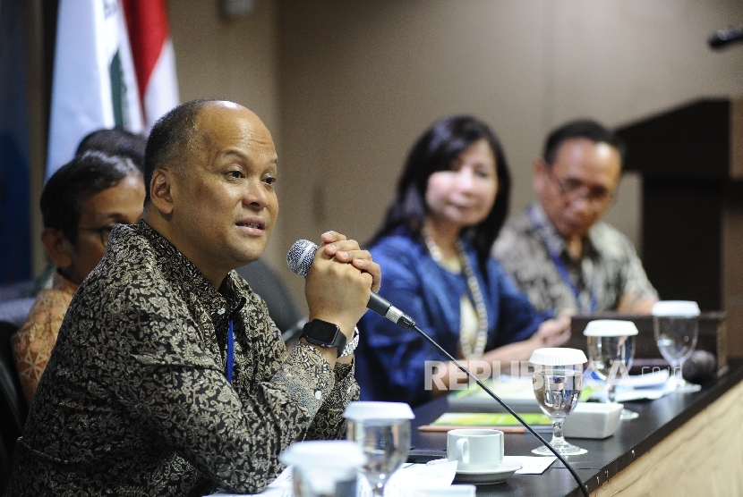 Ketua Umum Ikatan Saudagar Muslim Indonesia (ISMI) Ilham Habibie (tengah) saat Rakornas ke-2 di Jakarta. Kini, Jawa Timur telah mengukuhkan juga terbentuknya ISMI Jatim. 