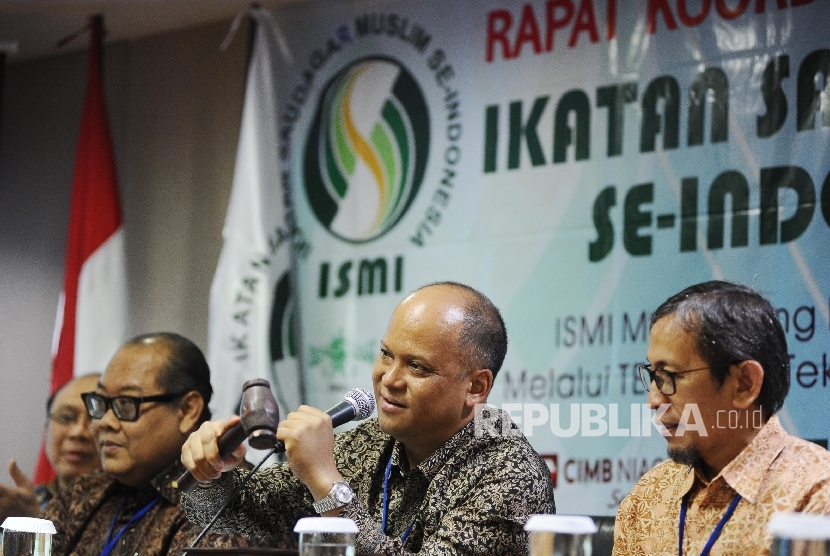  Ketua Umum Ikatan Saudagar Muslim Indonesia (ISMI) Ilham Habibie (tengah), Wakil Ketua Umum Ikatan Cendekiawan Muslim Indonesia (ICMI) Sugihartodan Sekjen ISMI Syafrudin Anhar (dari kiri) berbicara saat membuka Rakornas ISMI ke-2 di Jakarta, Jumat (11\11)