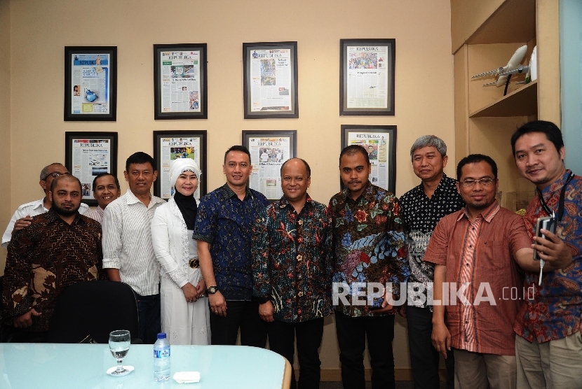 Ketua Umum Ikatan Saudagar Muslim Indonesia (ISMI) Ilham Habibie (tengah) bersama jajaran pimpinan Republika berfoto usai pertemuan dengan redaksi di Kantor Harian Republika, Jakarta, Jumat (21\10).