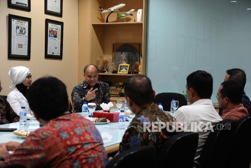 Ketua Umum Ikatan Saudagar Muslim Indonesia (ISMI) Ilham Habibie (kedua kiri) berbicara saat pertemuan dengan redaksi di Republika, Jakarta, Jumat (21\10)