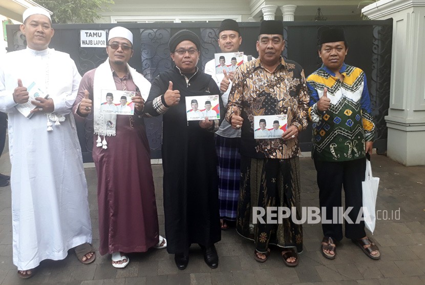  Ketua Umum Ikhwanul Muballighin, KH Mujib Khudori bersama  rombongannya melakukan silaturrahim ke kediaman Calon Wakil Presiden nomor  urut 01, KH. Ma'ruf Amin di Jalan Situbondo, Menteng, Jakarta Pusat, Sabtu  (2/2) sore. 