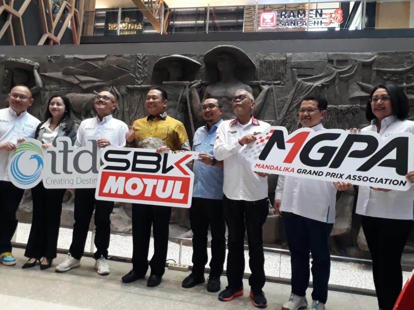 Ketua Umum IMI Bambang Soesatyo, Direktur Utama MGPA Priandhi Satria dan  Dirut ITDC Ari Respati Meluncurkan Presale Tiket WSBK 2022, di Gedung Sarinah Jakarta, Rabu (31/8). 