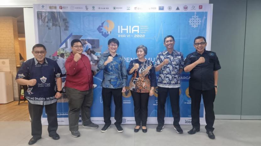  Ketua Umum IndoHCF, Dr. dr. Supriyantoro, Sp.P, MARS (paling kanan) bersama para juri Indonesia Healthcare Innovation Awards (IHIA) VI - 2022.