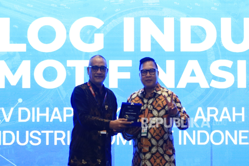 Ketua Umum Indonesia Center for Mobility Studies (ICMS) Munawar Chalil (kiri).