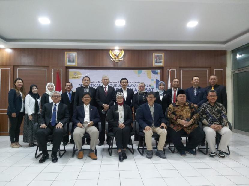 Ketua Umum Indonesian Research Methodology Lecturer Association (IRMLA) DKI Jakarta Dr Susetya Herawati (duduk no 3 dari kiri), Rektor Unkris Ayub Muktiono (dua dari kiri) dan Ketua Umum PP IRMLA Prof. H.M. Burhan Bungin berfoto Bersama pengurus IRMLA.