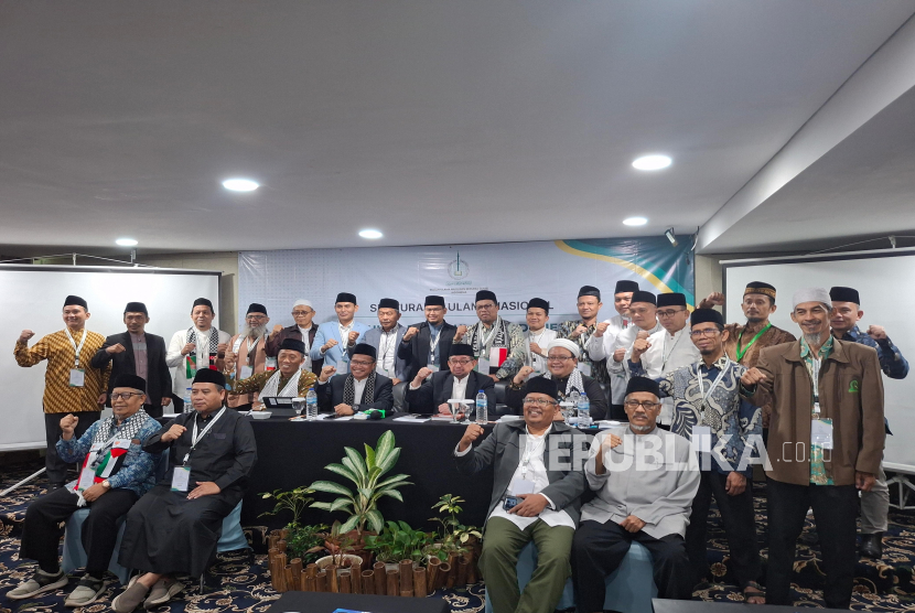 Ketua Umum IUMS, Habib Salim Segaf Al-Jufri (tengah) bersama para ulama di Indonesia dalam acara Silaturrahim Nasional Ulama Indonesia Bela Palestina di Jakarta, Sabtu (17/5/2025).