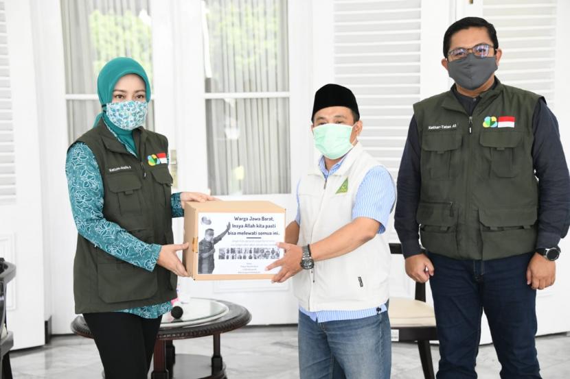 Ketua Umum Jabar Bergerak Atalia Ridwan Kamil menyaksikan serah terima bantuan penanggulangan COVID-19 bagi guru mengaji dan pemuka agama, di Gedung Pakuan, Kota Bandung, Jumat (17/4).