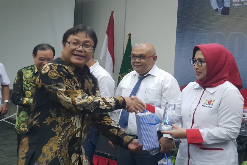 Ketua Umum Kadin DKI Jakarta Diana Dewi (kanan)