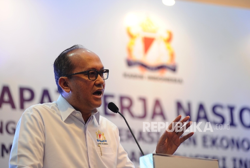 Ketua Umum Kadin Indonesia Rosan P Roeslani berbicara saat membuka Rapat Kerja Nasional (Rakernas) Bid UMKM, Koperasi dan Ekonomi Kreatif di Jakarta, Senin (21\11).