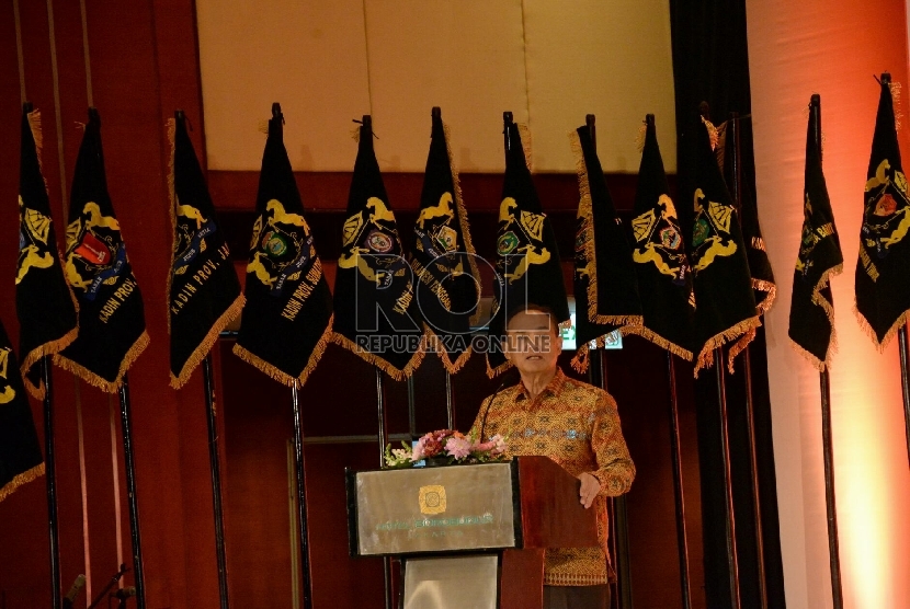 Ketua Umum Kamar Dagang dan Industri Indonesia (Kadin) Suryo Bambang Sulisto (Kiri)?memberikan sambutan dalam acara rapat kerja nasional kadin Indonesia timur serta Trade & Investment Forum: East Indonesian Regions di Jakarta, Senin (25/5).