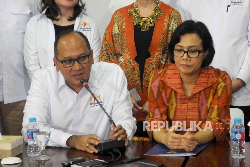 Ketua Umum Kamar Dagang dan Industri (Kadin) Indonesia Rosan Perkasa Roeslani (kiri) menyampaikan surat pernyataan harta (SPH) didampingi Menteri Keuangan Sri Mulyani (kanan) dalam rangka mengikut program pengampunan pajak (tax amnesty) 