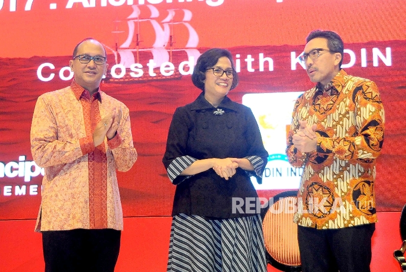 Ketua Umum kamar dagang dan Industri (Kadin) Indonesia Rosan Roslani berbincang dengan Menteri Keuangan Sri Mulyani, serta Presiden Direktur CIMB Niaga Tigor Siahaan (dari kiri) saat menghadiri CIMB Niaga Economic Forum 2017 di Jakarta, kamis (26/1).