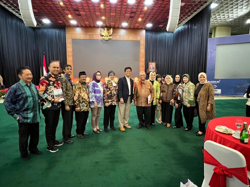 Ketua Umum KB PP FKPPI sekaligus ketua Aliansi Kebangsaan Pontjo Sutowo (batik coklat) berfoto bersama Rektor Unkris Ayub Muktiono (jas) dan pengurus FKPPI usai launching buku.