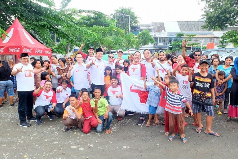 Ketua Umum KBM Banyu Biru Djarot usai bagi sembako di Jakarta Pusat, Sabtu, (11/2).