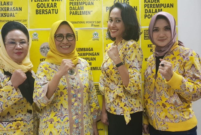 Ketua Umum Kesatuan Perempuan Partai Golkar (KPPG) Hetifah Sjaifudian (kedua kiri).