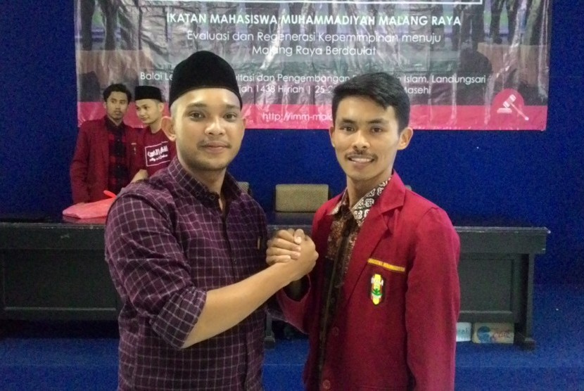 Ketua Umum (Ketum) Pimpinan Cabang (PC) Ikatan Mahasiswa Muhammadiyah (IMM) Malang Raya terpilih periode 2017/2018, Adi Munazir (kanan).