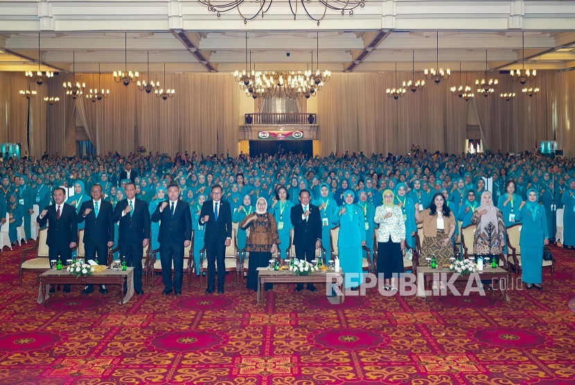  Ketua Umum (Ketum) Tim Penggerak Pemberdayaan dan Kesejahteraan Keluarga (TP PKK), Tri Tito Karnavian saat mendatangi saat acara Pelantikan Ketum TP PKK dan Pembina Posyandu serta Pengurus Pusat TP PKK dan Pembina Posyandu Masa Bakti 2024-2029 di Balai Sudirman Jakarta, Selasa (19/11/2024). 