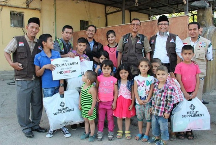 Ketua Umum KNRP Suripto (kedua kiri) bersama beberapa perwakilan KNRP wilayah menyerahkan bantuan bingkisan Ramadhan Projects untuk pengungsi Palestina di permukiman Wasithoh, wilayah Shour/Tyr, Lebanon Selatan, Ahad (18/6). 