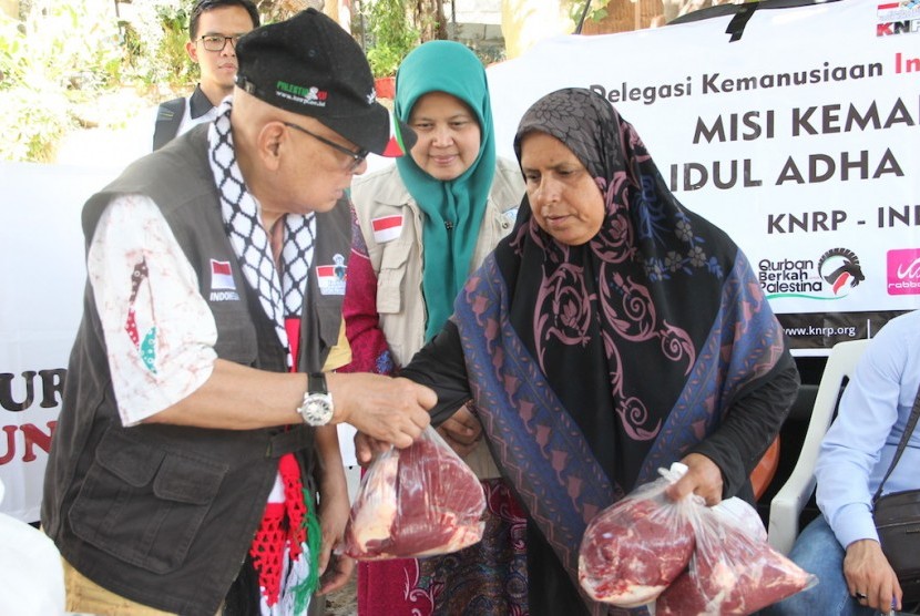 Ketua Umum KNRP Suripto (kiri) dan Ketua Adara Relief International Nurjanah Hulwani (tengah) memberikan daging kurban kepada pengungsi Palestina