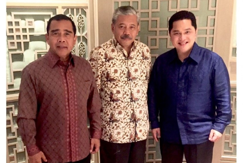 Ketua Umum KOI Erick Thohir (kanan) bersama Ketua FORMI Hayono Isman (tengah) dan Ketua Umum KONI Tono Suratman di Jakarta, Selasa (15/1).